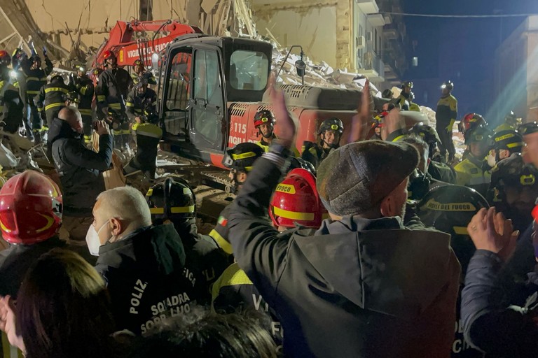 Il momento in cui la donna viene tirata fuori