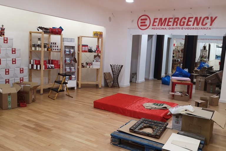 Il negozio di Emergency in allestimento