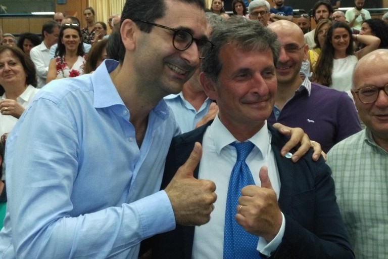 Il neo rettore Francesco Cupertino abbraccia il Rettore Eugenio Di Sciascio dopo il voto