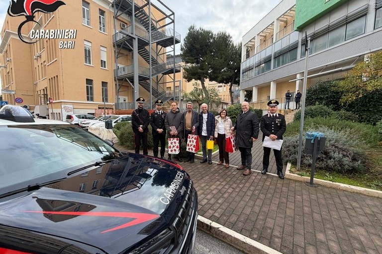 Il Personale civile in servizio nellArma dei Carabinieri dona materiale ludico didattico ai bambini del Policlinico di Bari