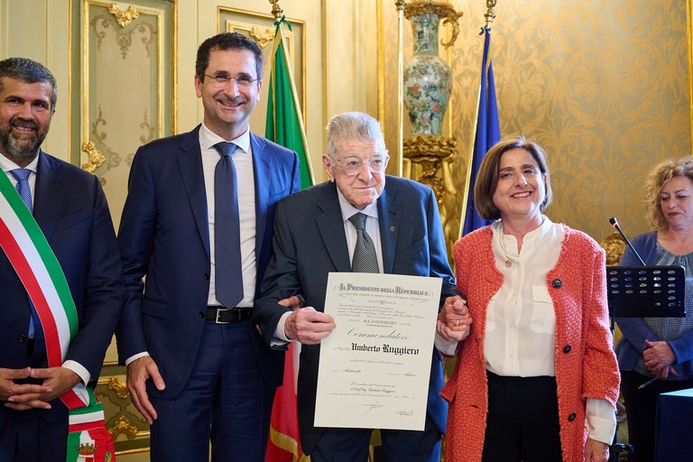 Il prof Ruggiero con il Prefetto Antonella Bellomo e il Rettore Francesco Cupertino