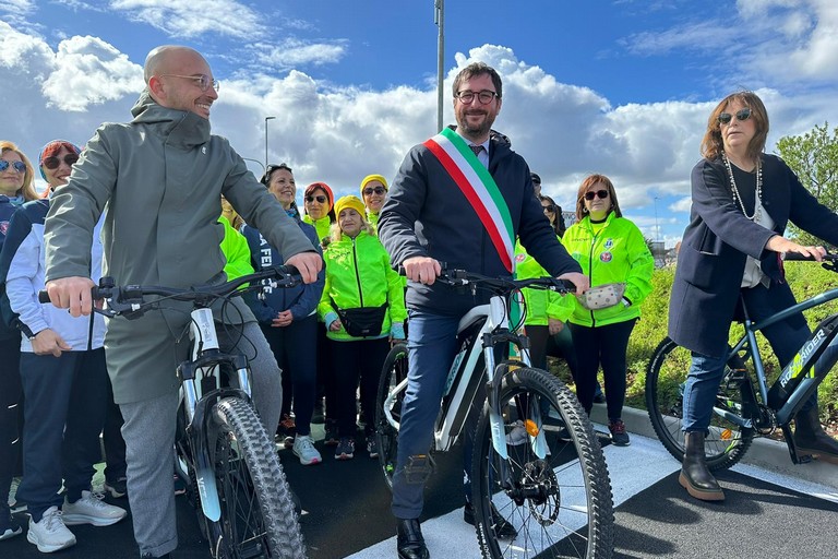 Il sindaco Giuseppe Nitti in bici prima di attraversare il ponte ciclopedonale