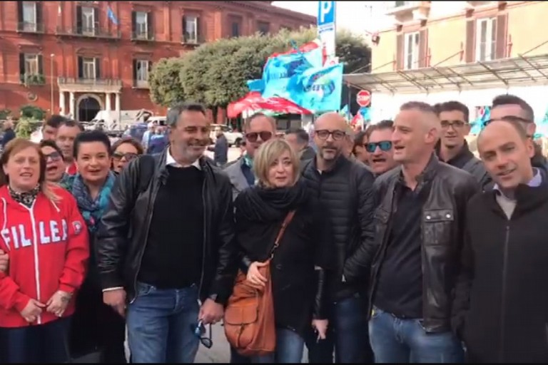 Il sit in in piazza Prefettura