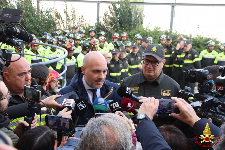 Il sottosegretario all'Interno Emanuele Prisco all'incontro con i Vigili del Fuoco di Bari