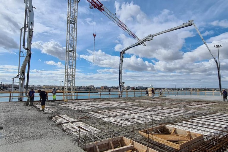 Il tetto del terminal del Porto di Bari