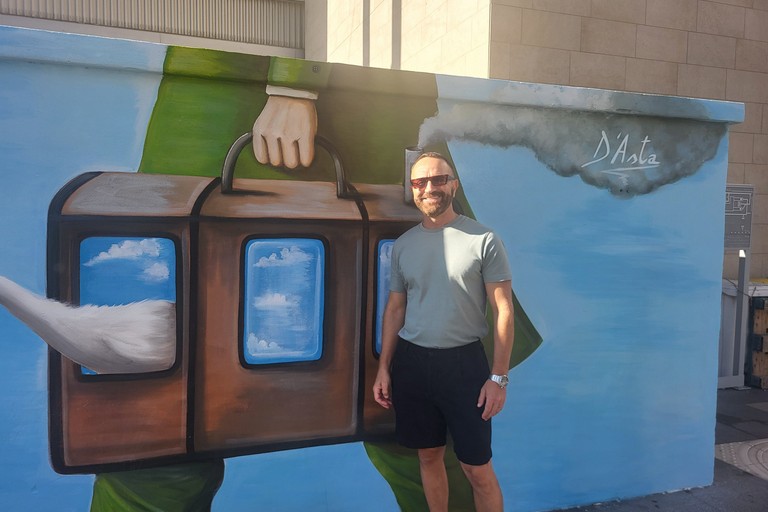 Inaugurato “Il Viaggiatore”: il murales che adorna il muro della stazione in via Capruzzi. <span>Foto Anna Verzicco</span>