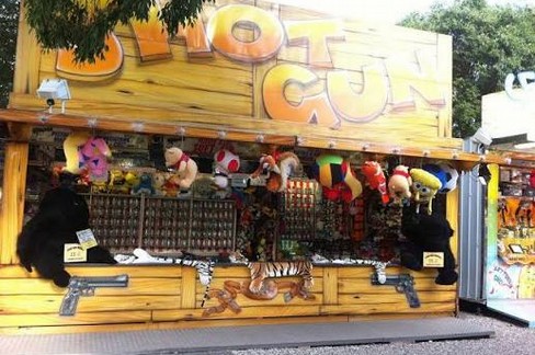 Una giostra con pistole