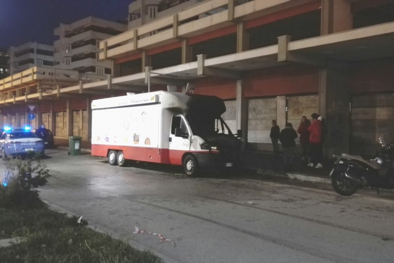 Incendio paninoteca mobile Pane e Pomodoro