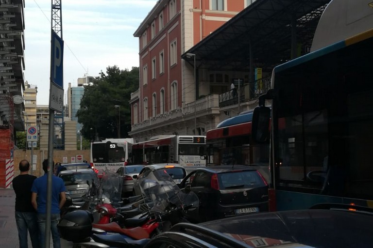 Il bus fermo in corso Italia