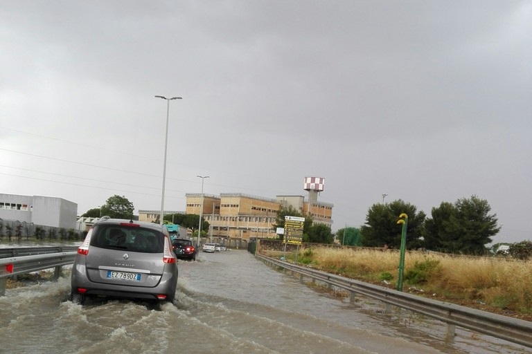 Una strada allagata alla zona industriale