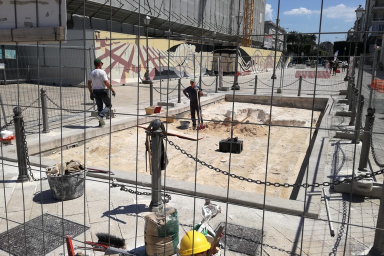 Lavori di rimozione copertura dal sito archeologico di piazza ferrarese