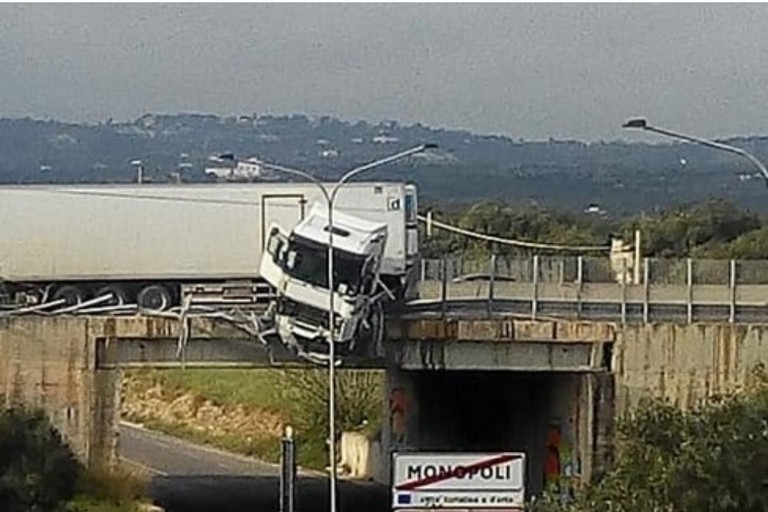 Incidente camion monopoli