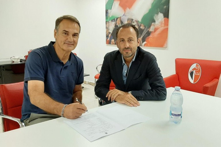 Vivarini firma con il Bari