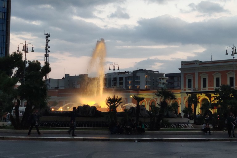 La fontana di piazza Moro illuminata d'oro