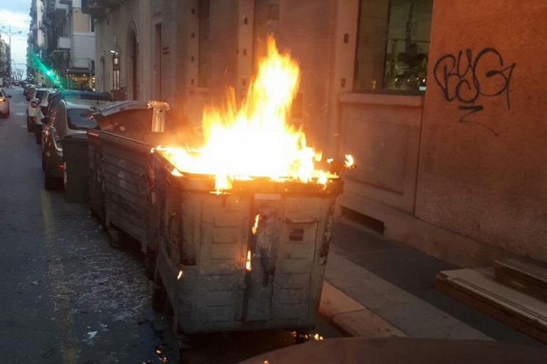 Incendio cassonetti via Dante