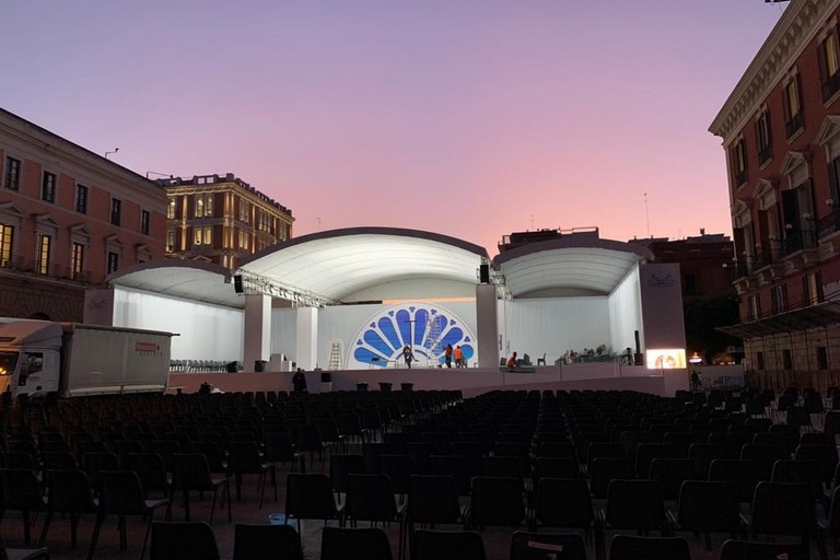 Il palco per il Papa