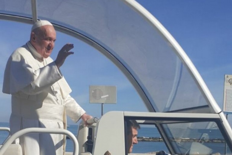 Il Papa saluta Bari