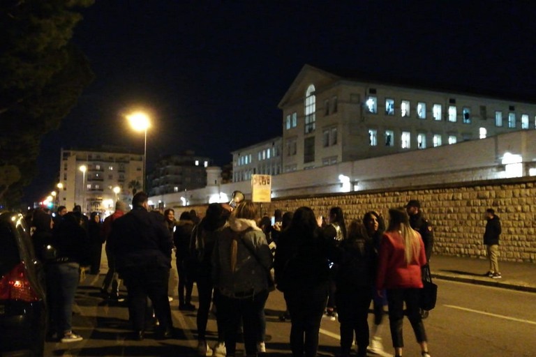 La protesta al carcere di Bari