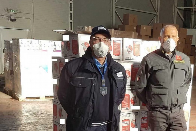 Il sequestro dei guanti al porto