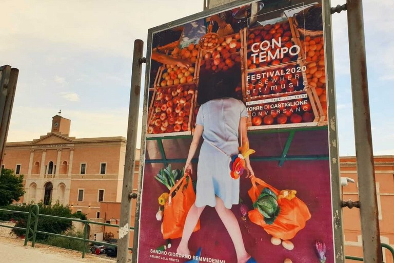 Donna nella frutta