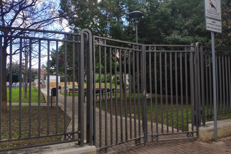 Il cancello di un giardino chiuso