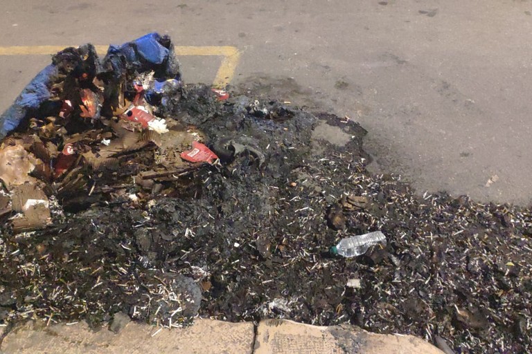 Cassonetto incendiato libertà