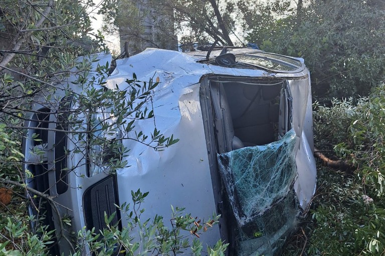 L'auto fuori strada in tangenziale