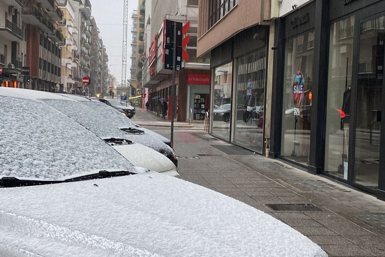 Bari si sveglia con la neve, freddo intenso e qualche fiocco in città