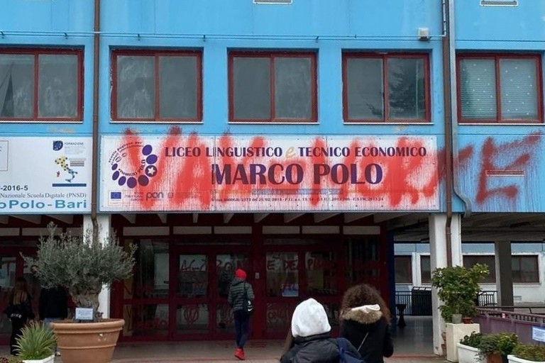 Le scritte No Vax al Marco Polo
