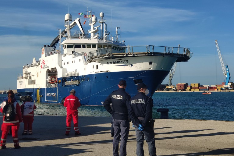 Arrivata a Bari la Geo Barents di Medici senza frontiere, a bordo 190 migranti