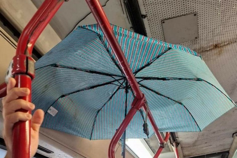 Piove nel bus e i passeggeri aprono gli ombrelli