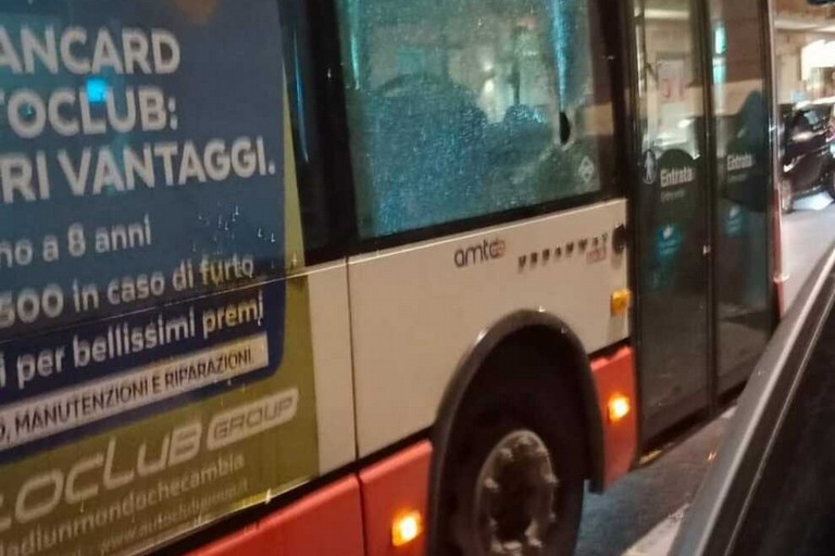 Uno dei bus danneggiati