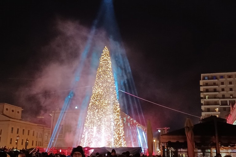 L'accensione dell'albero in piazza a Bari