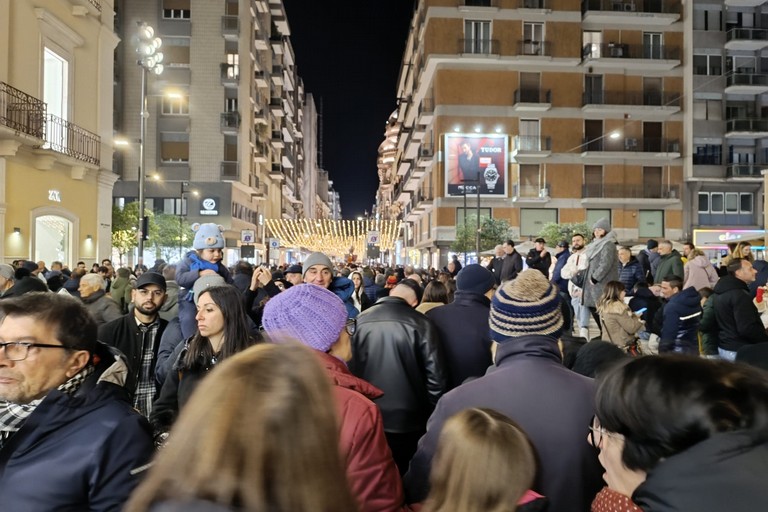 La folla in centro l'8 dicembre