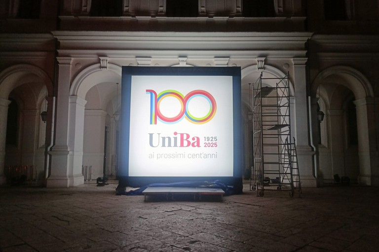Il logo per i 100 anni di Uniba
