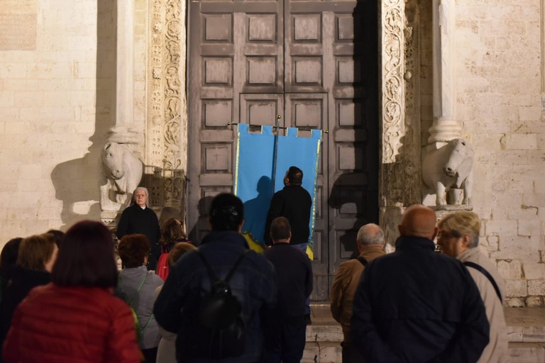 L'attesa dei pellegrini all'apertura della Basilica. <span>Foto Ruggiero De Virgilio </span>