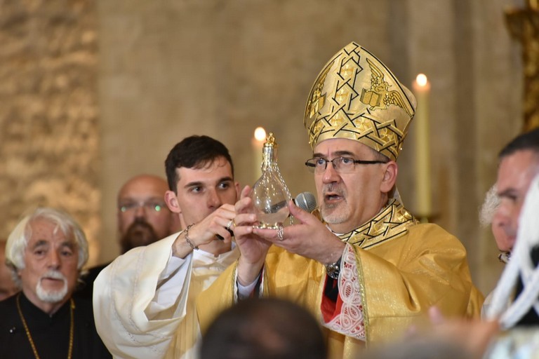 Il Cardinal Pizzaballa benedice con l'ampolla della sacra manna. <span>Foto Ruggiero De Virgilio </span>
