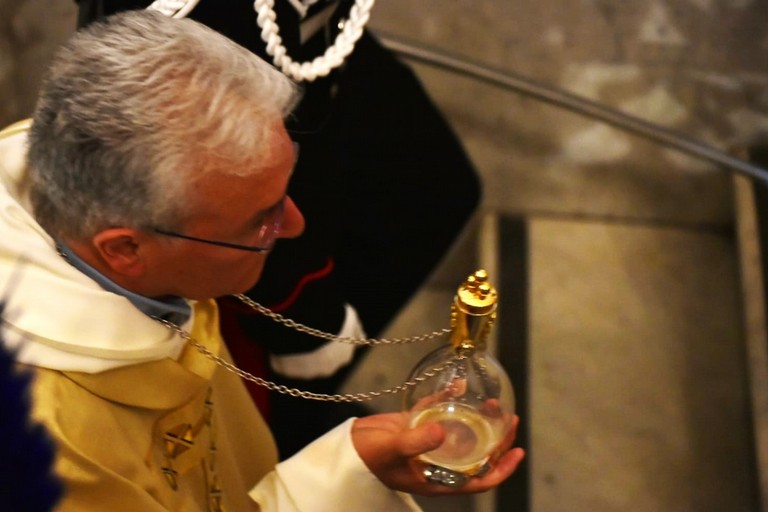Padre Distante con la sacra manna. <span>Foto Ruggiero De Virgilio </span>