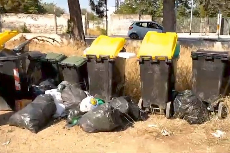 Bari Lotta Persa Contro Gli Incivili Amiu Pulisce E Tutto Torna 