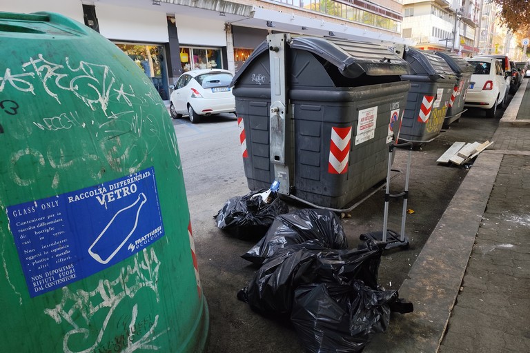 Rifiuti in centro a Bari