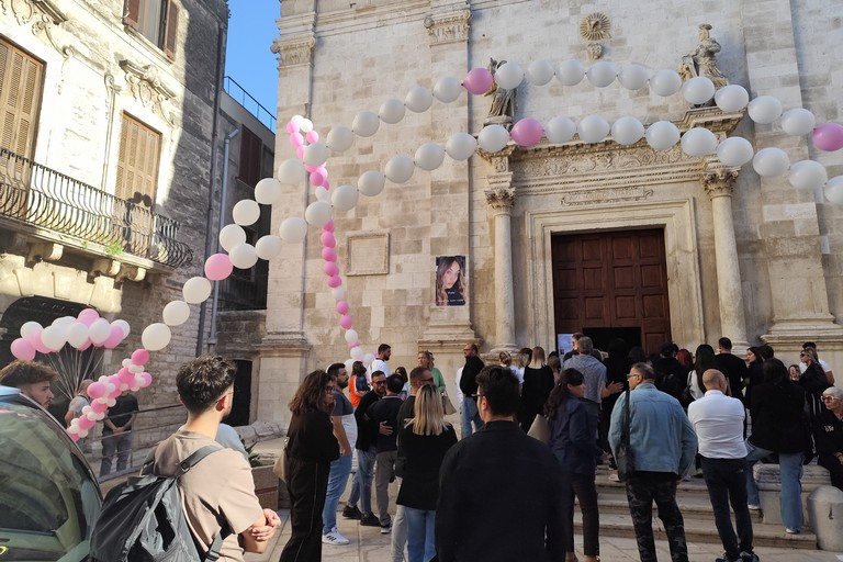 Ultimo saluto a Greta e Francesco tra palloncini e lacrime