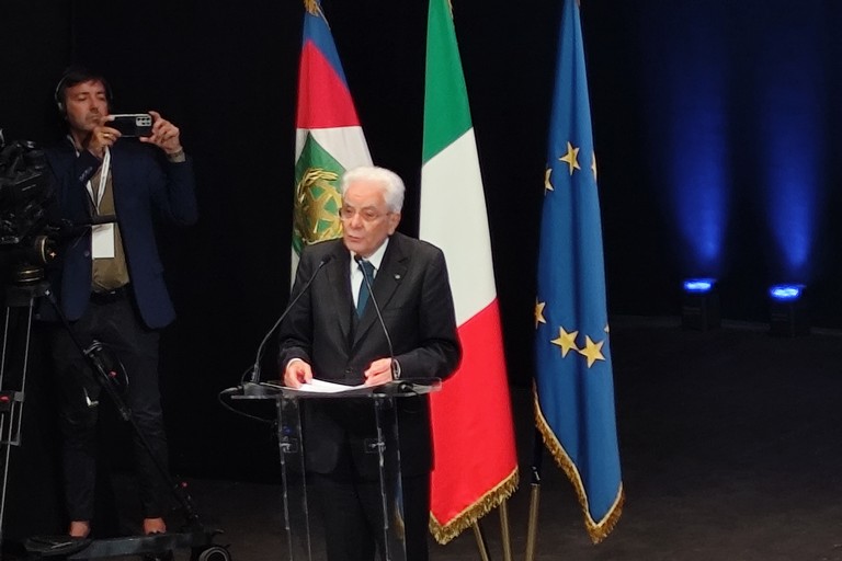 Mattarella sul palco