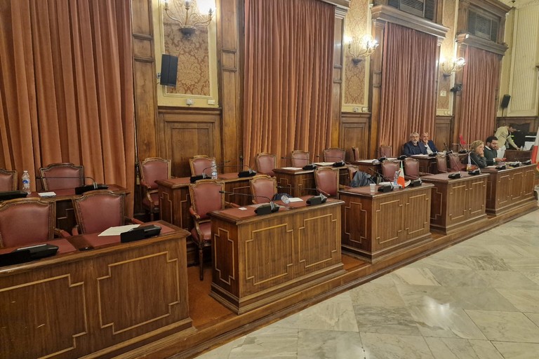 L'aula lasciata vuota dall'opposizione