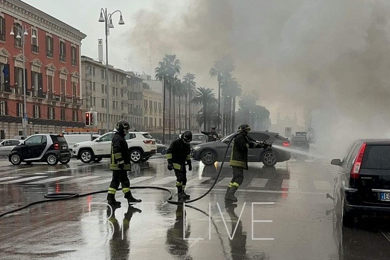 L'auto in fiamme