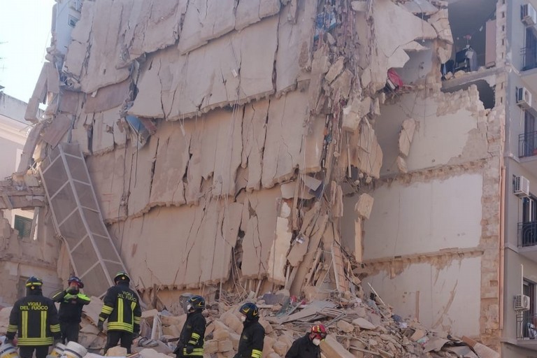 Palazzina inagibile dopo il crollo