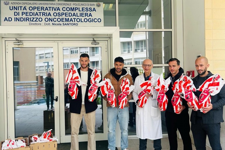 I calciatori del Bari al Policlinico