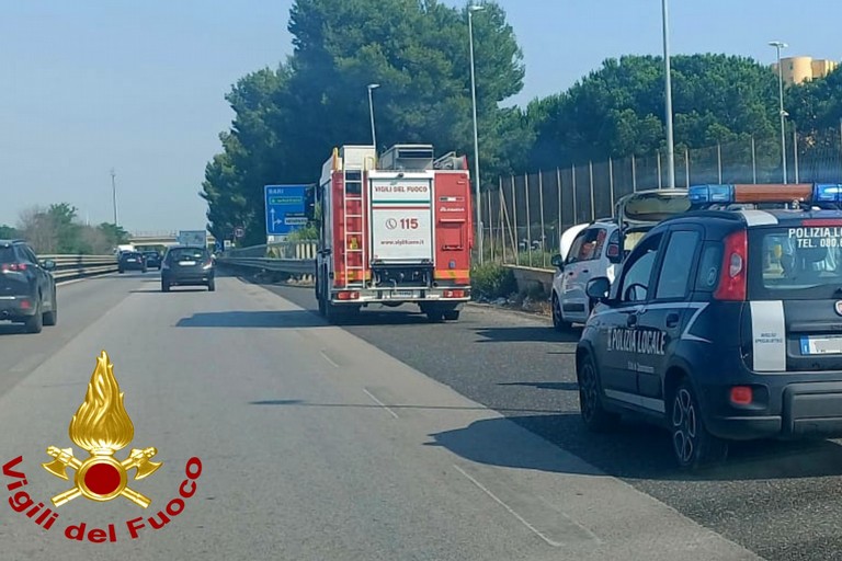 Auto in fiamme sulla statale 100: uomo si lancia da abitacolo