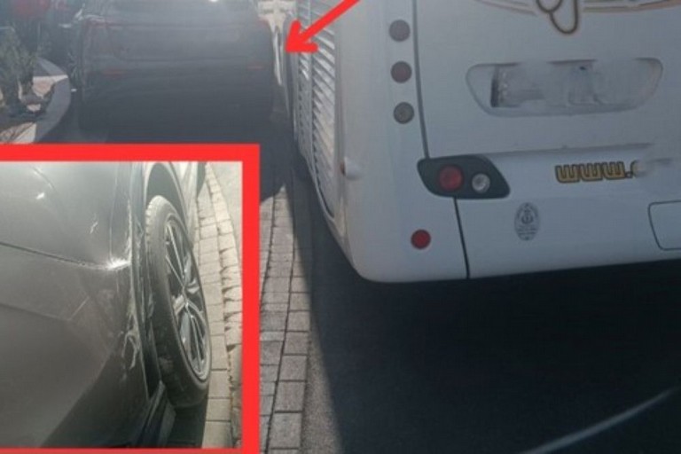 Pullman sfiorano auto a Santo Spirito. <span>Foto FdI V Municipio</span>