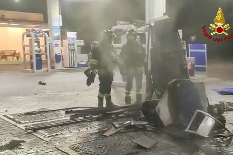 Auto contro colonnina carburante