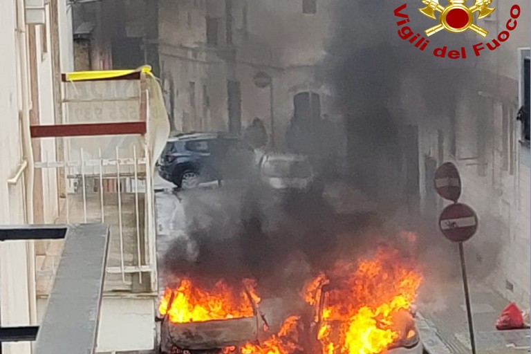 Auto in fiamme Gioia del Colle. <span>Foto Vigili del Fuoco</span>